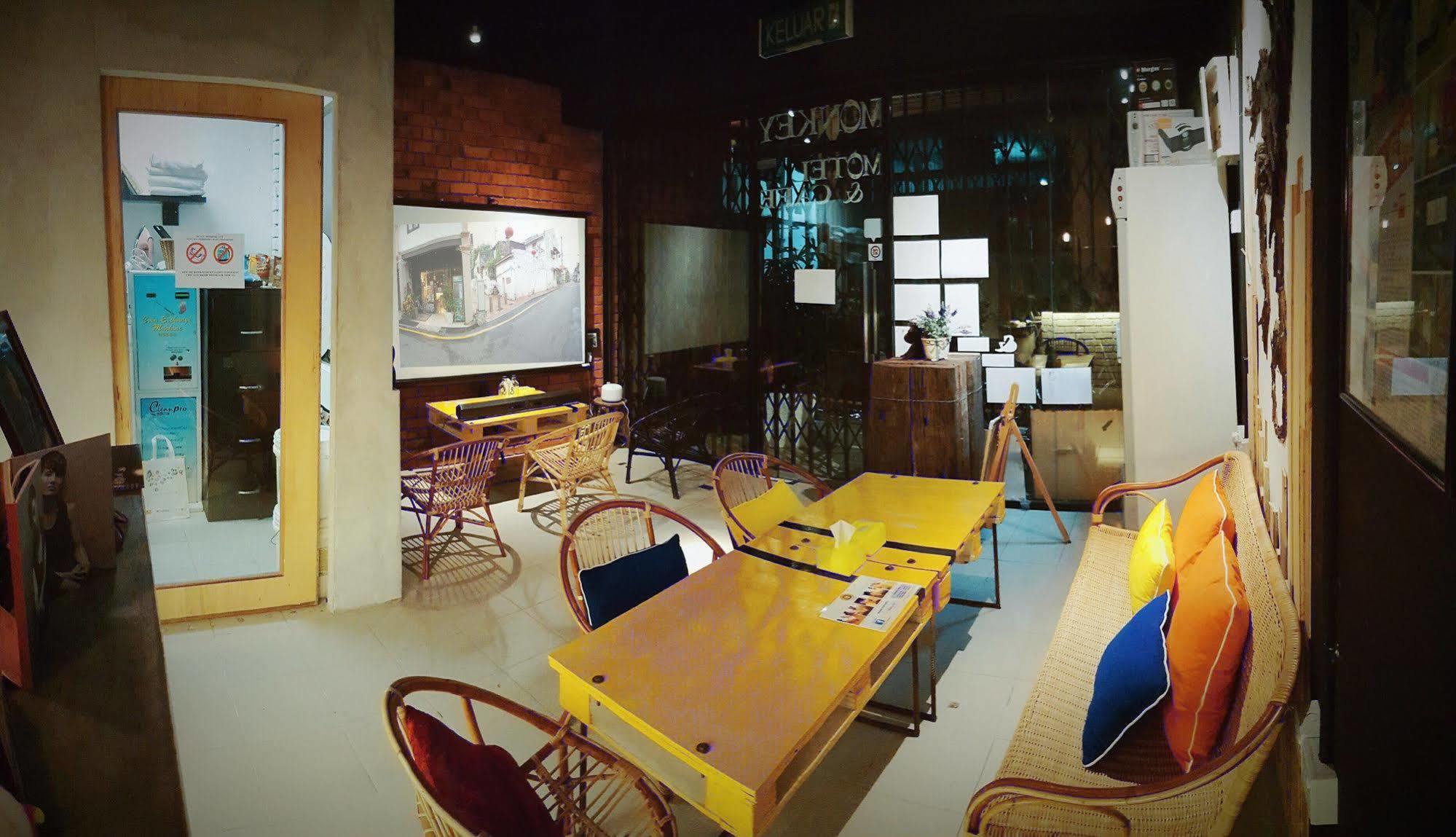 Monkey Motel Cafe Malacca Exterior photo